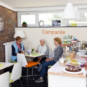Engagierte Ehrenamtler machen den Betrieb möglich: Mit selbst gebackenen Kuchen und Gesprächsangeboten lockt das Café Campanile die Besucher an. 