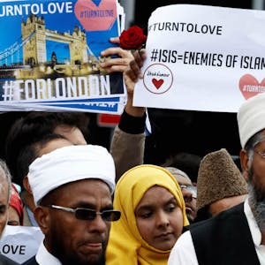 Muslime in London protestieren nach den Anschlag dort.
