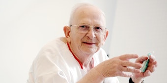 Lothar Meyer arbeitet mit fast 80 Jahren immer noch als Krankenpfleger.
