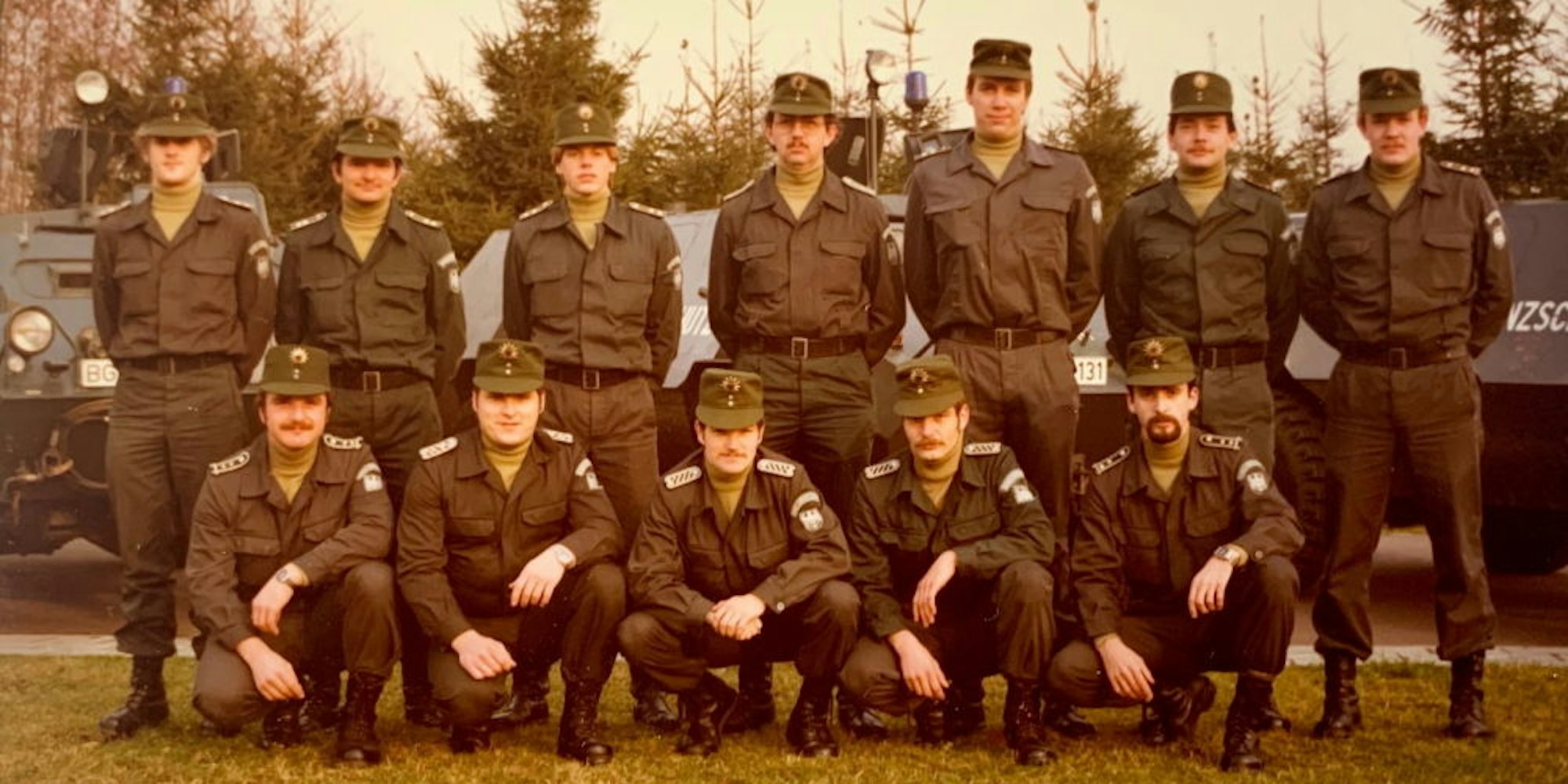 Die Bundesgrenzschützer posierten während ihrer Ausbildung in Uniform für ein Gruppenfoto.