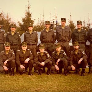 Die Bundesgrenzschützer posierten während ihrer Ausbildung in Uniform für ein Gruppenfoto.