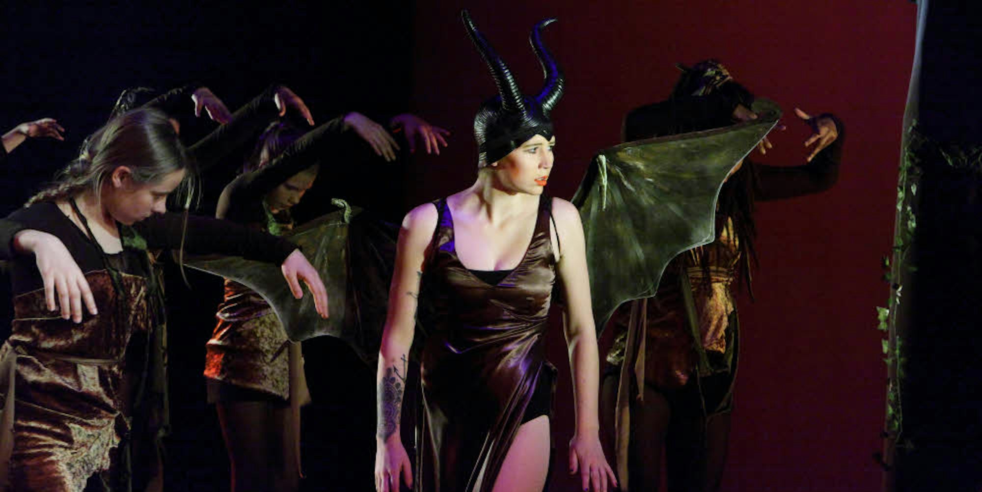 Die Fee Maleficent mit Hörnerkappe steht im Mittelpunkt der gleichnamigen Ballett-Inszenierung.
