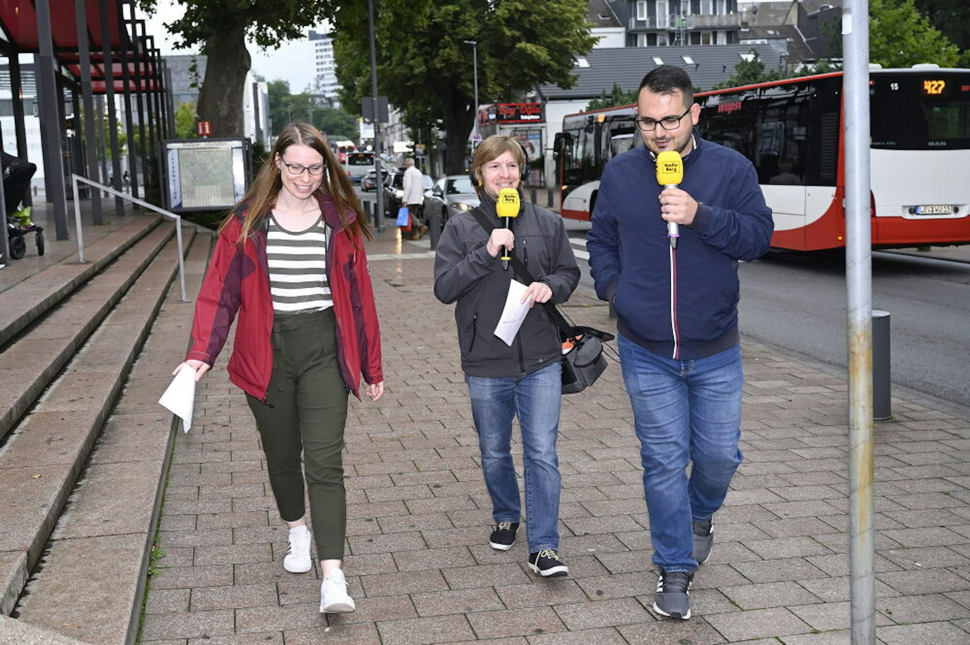 Zeitungsredakteurin Linda Thielen, Sascha Wandhöfer von Radio Berg sprachen mit SPD-Direktkandidat für Rhein-Berg Kastriot Krasniqi (r.).