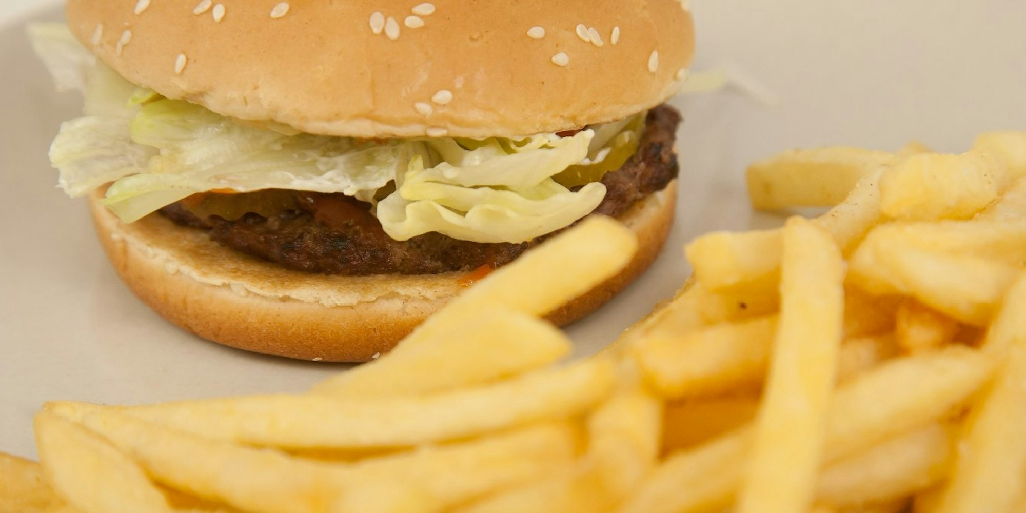 Lecker, aber viel zu fettig: Wer zu oft Burger und Fritten isst, schädigt seine Leber.