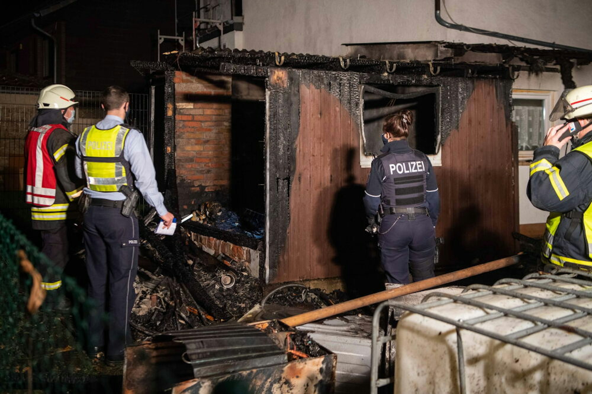 Die Brandserie hielt Polizei und Feuerwehr monatelang auf Trab. Bei einem Feuer am 10. Oktober konnte sich eine Bewohnerin im letzten Augenblick vor den Flammen in Sicherheit bringen.