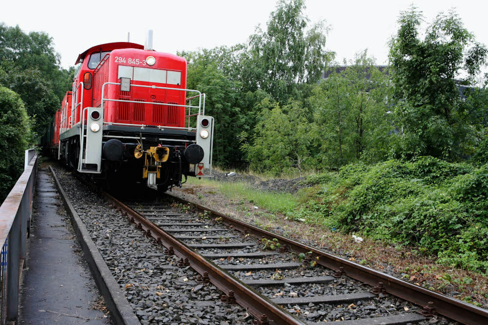 Bis vor wenigen Jahren fuhren Güterzüge über den Gladbacher Bahndamm. Ein Umbau zum Radschnellweg ist bislang nicht vorgesehen.