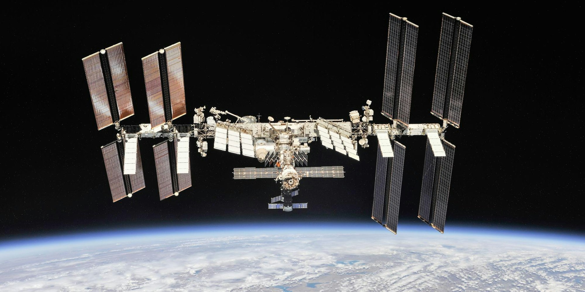 ISS schwebt über Erde 230422