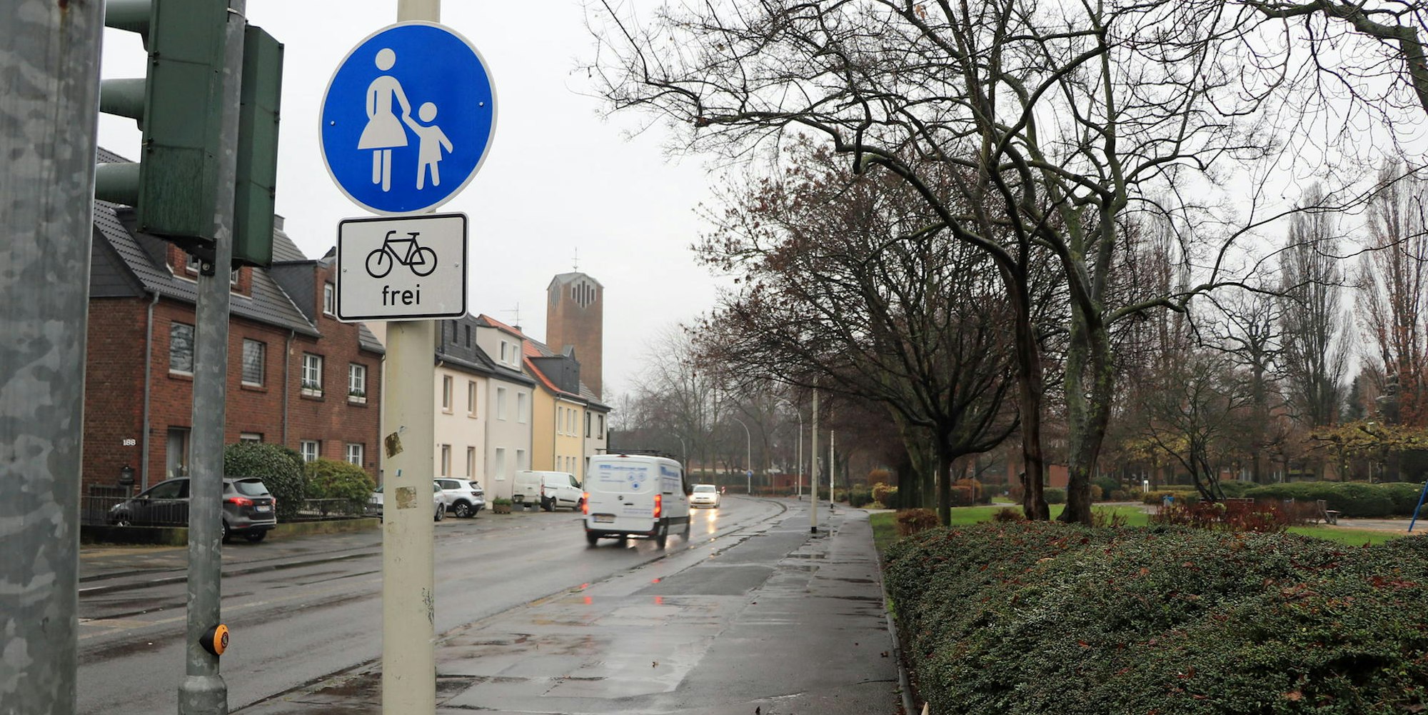Radfahrer und Fußgänger teilen sich derzeit den breiten Gehweg entlang der Hubert-Prott-Straße.
