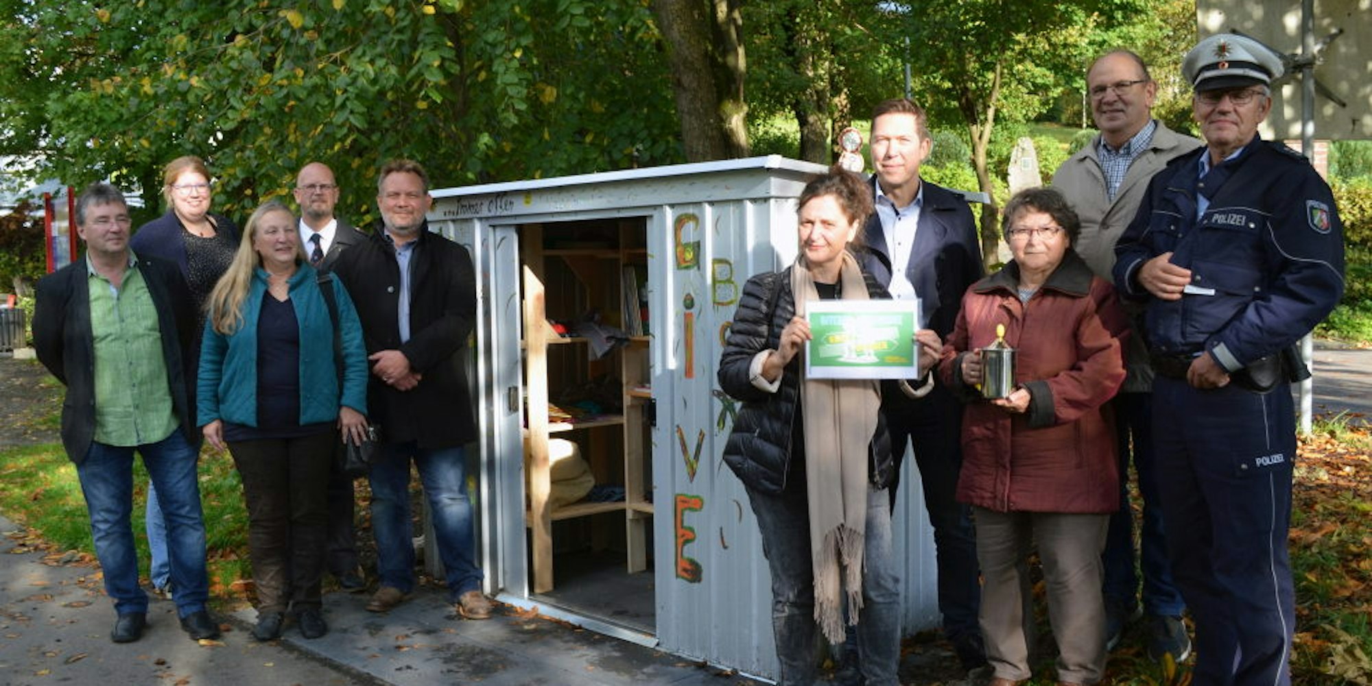 Im Dienst der Nachhaltigkeit und des sozialen Zusammenhalts: In Derschlag wurde die zweite Gummersbacher „Givebox“ eingeweiht.