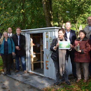 Im Dienst der Nachhaltigkeit und des sozialen Zusammenhalts: In Derschlag wurde die zweite Gummersbacher „Givebox“ eingeweiht.