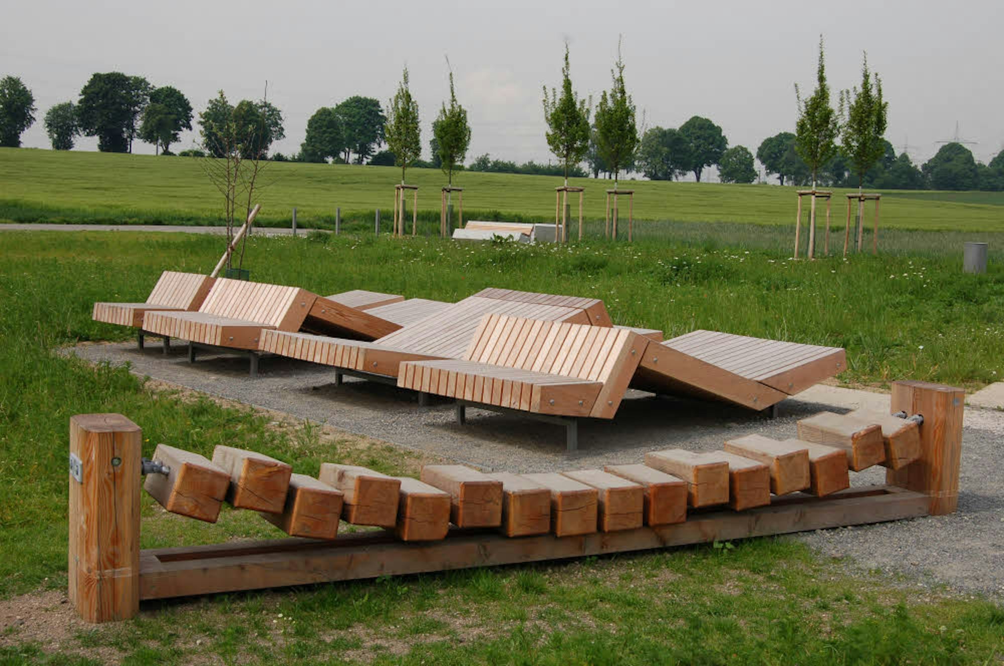 Vorbild Nordpark: Am Übergang in die Ackerlandschaft sind Landschaftslogen geplant mit Sitzmöbeln aus Holz. Sie sind als Rückzugsorte geplant.