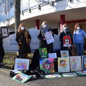 Anke Rodde, Irmgard Jansen-Otto, Elke Thomer, Gisela Streich und Eugenie Hellmann übergaben die Karnevalsbilder an Jana Sebera (2. von rechts).
