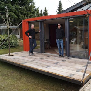 Hochwertige Schiebetüren und eine freischwebende Terrasse bietet der Prototyp, den Klaus und Sebastian Häger (r.) gebaut haben.