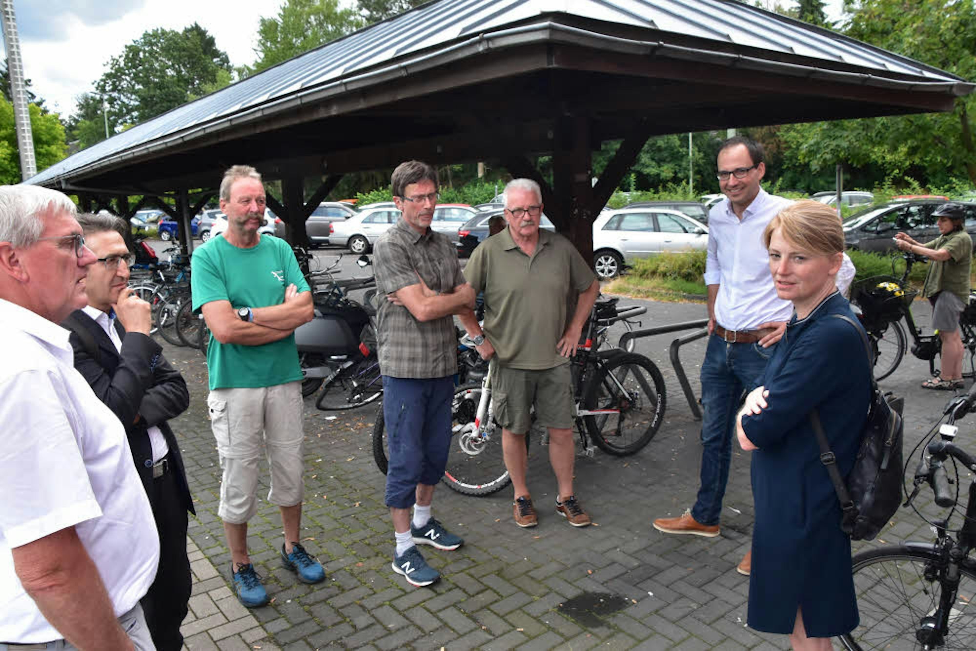 Am Bahnhof Au trafen sich die Teilnehmer der Radtour. Mit der Tour gewann Landrat Sebastian Schuster (li.) eine Wette. Auch Bürgermeisterin Alexandra Gauß und mehrere SPD_Politiker nahmen teil.