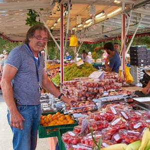 Marktleiter Herbert Michalczak (l.) und Händler Tekin Güngör (r.) sehen im Verkauf von Lebensmitteln auf den Autokino-Märkten keine Konkurrenz für den Einzelhandel in Porz.