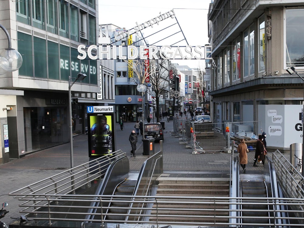 Menschen laufen durch die Kölner Innenstadt.