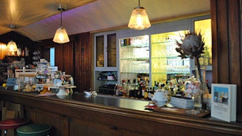 Das Café Helmholtz mit seiner Holztheke