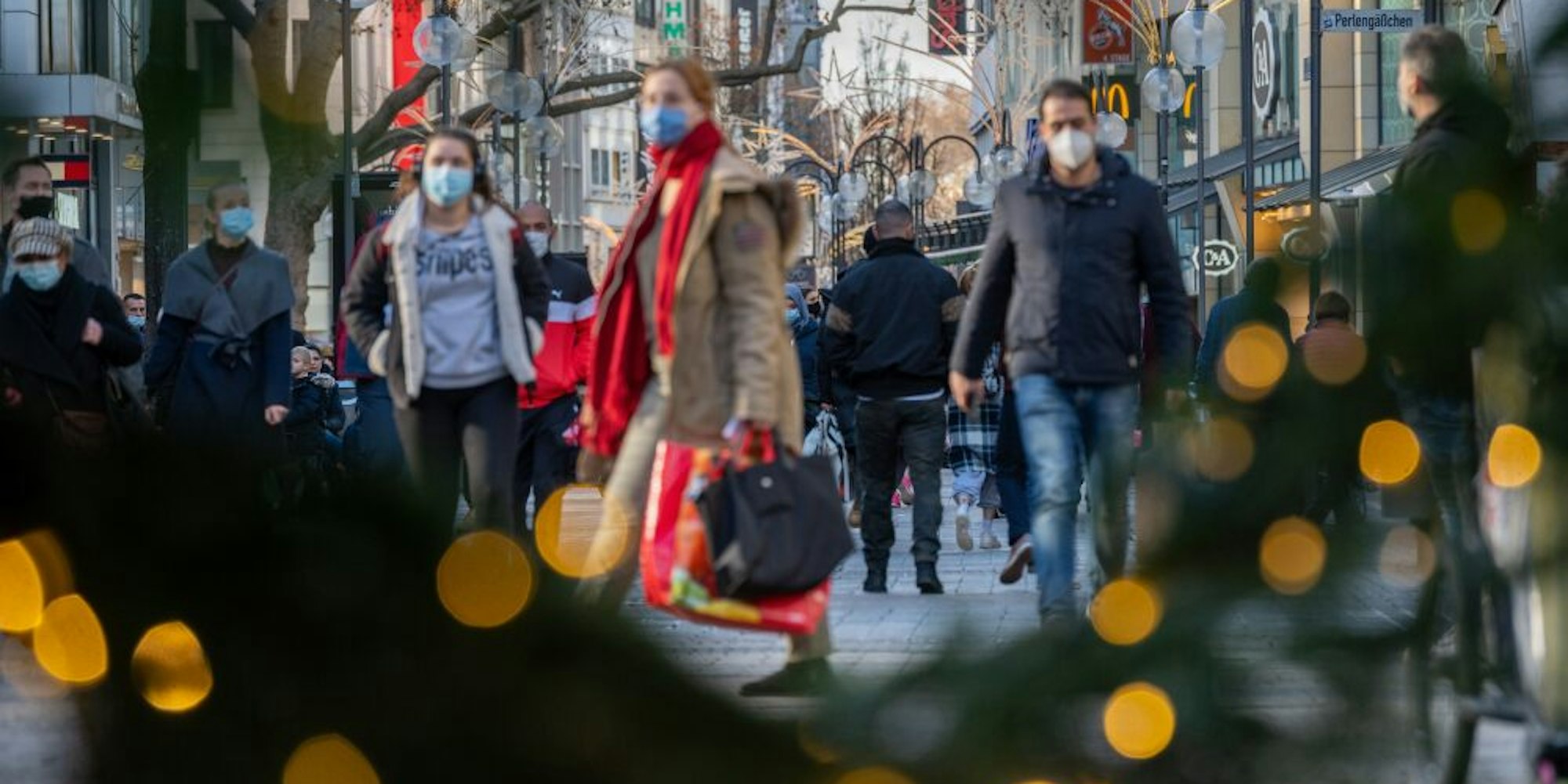 Letzter Weihnachtseinkauf vor dem Lockdown auf der Kölner Schildergasse
