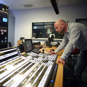 Ralf Bell ist als technischer Leiter für den reibungslosen Ablauf von Sendungen wie „Let’s Dance“ verantwortlich. Unten Tristan Görres an der computergestützten Fräse: Auch die Werkstatt ist technisch auf neuem Stand.