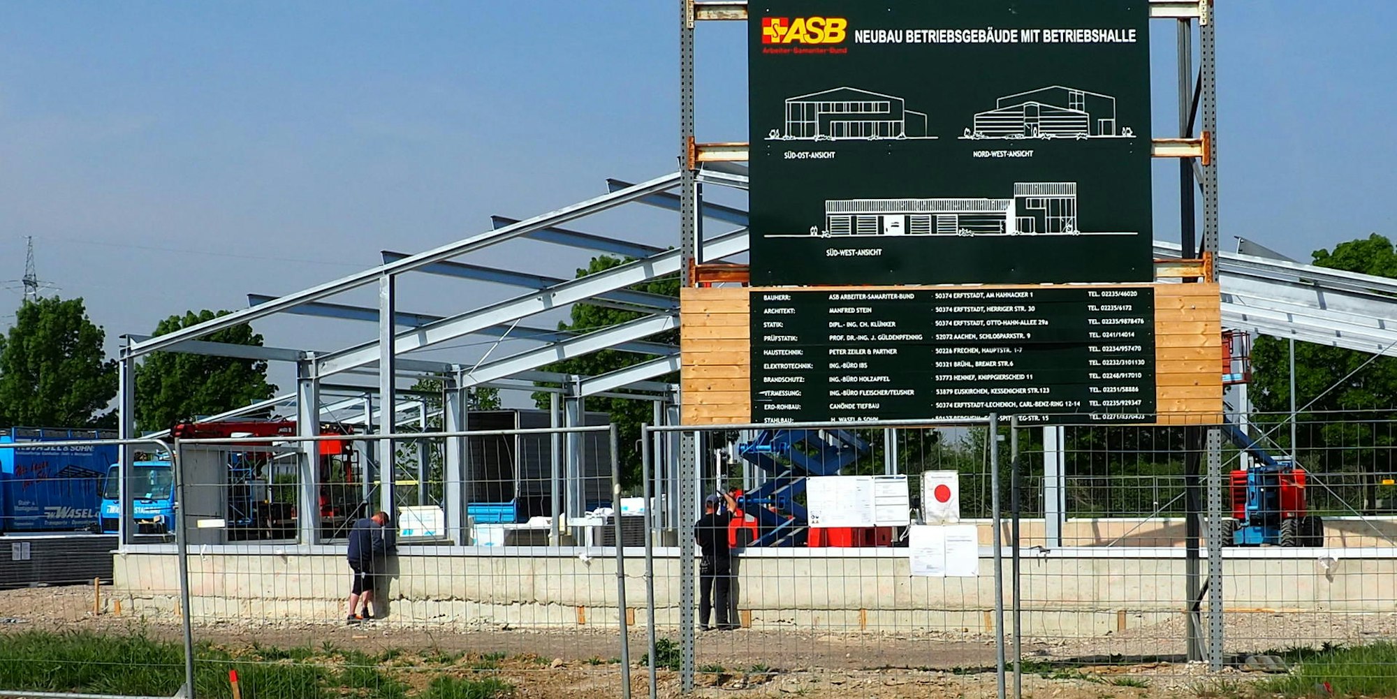 Im Erftstadter Wirtschaftspark baut der Arbeiter-Samariter-Bund auf einem rund 2800 Quadratmeter großen Grundstück Lagerräume, Garagen und ein Betriebsgebäude.