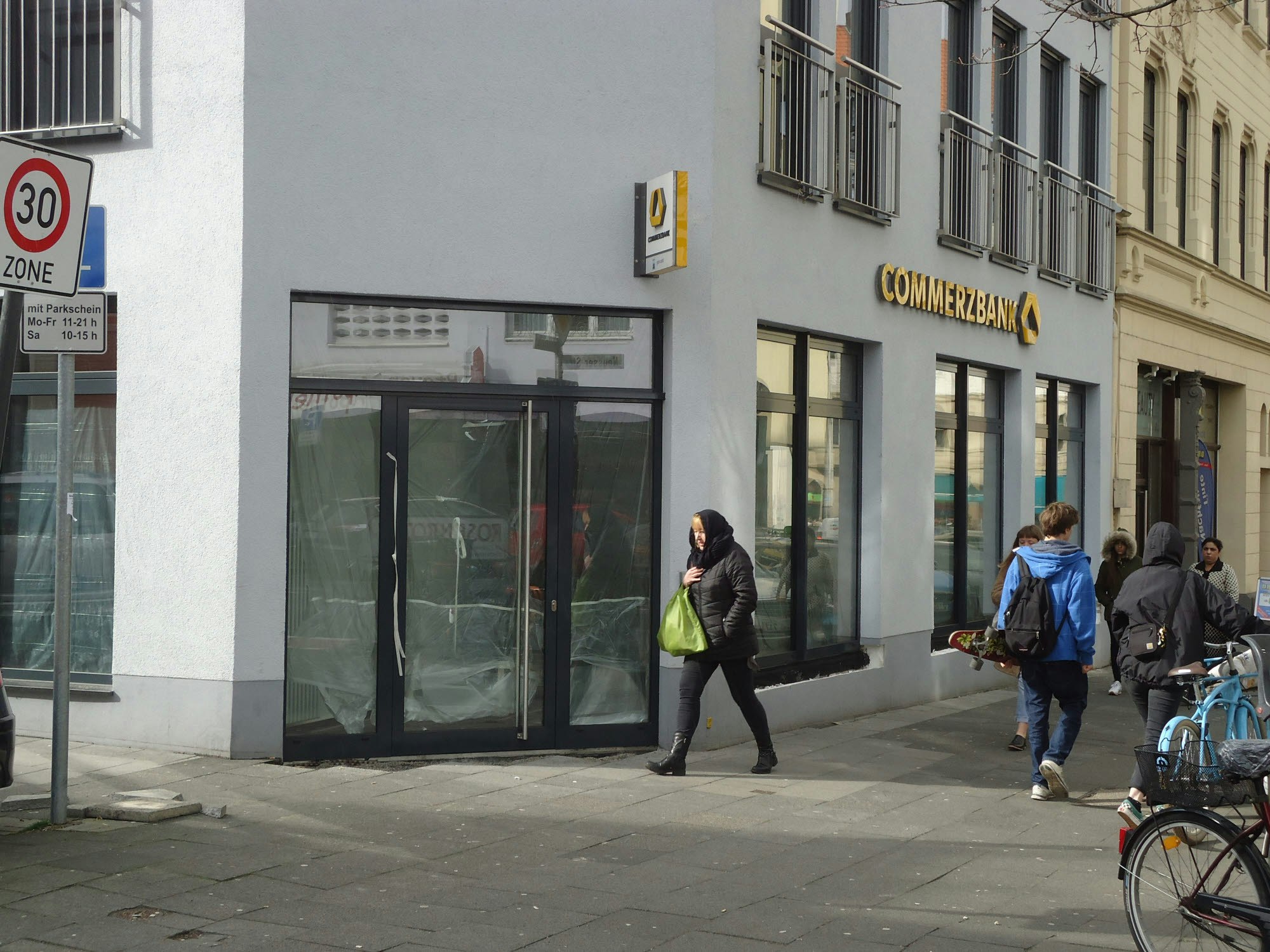 Die durch eine Sprengung beschädigte Santander-Filiale wird geschlossen. Bereits kurz vor Weihnachten wurde auch der Automat der Commerzbank angegriffen.