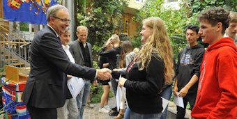 Der Europaabgeordnete Axel Voss überbrachte die Zeritfikate für die 20 neuen Juniorbotschafter.