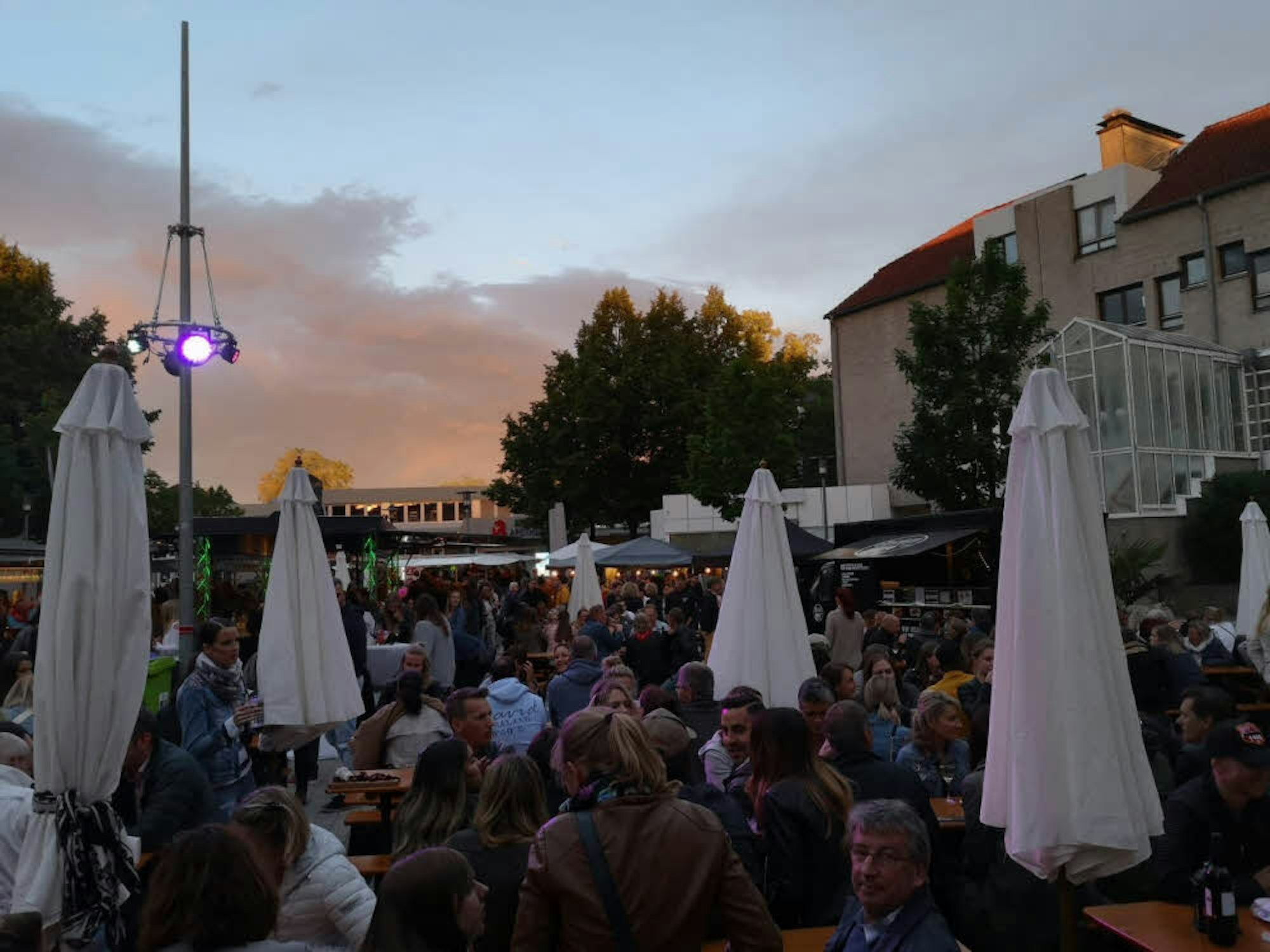 In den Abendstunden füllte sich der Marktplatz in der Hennefer Innenstadt.