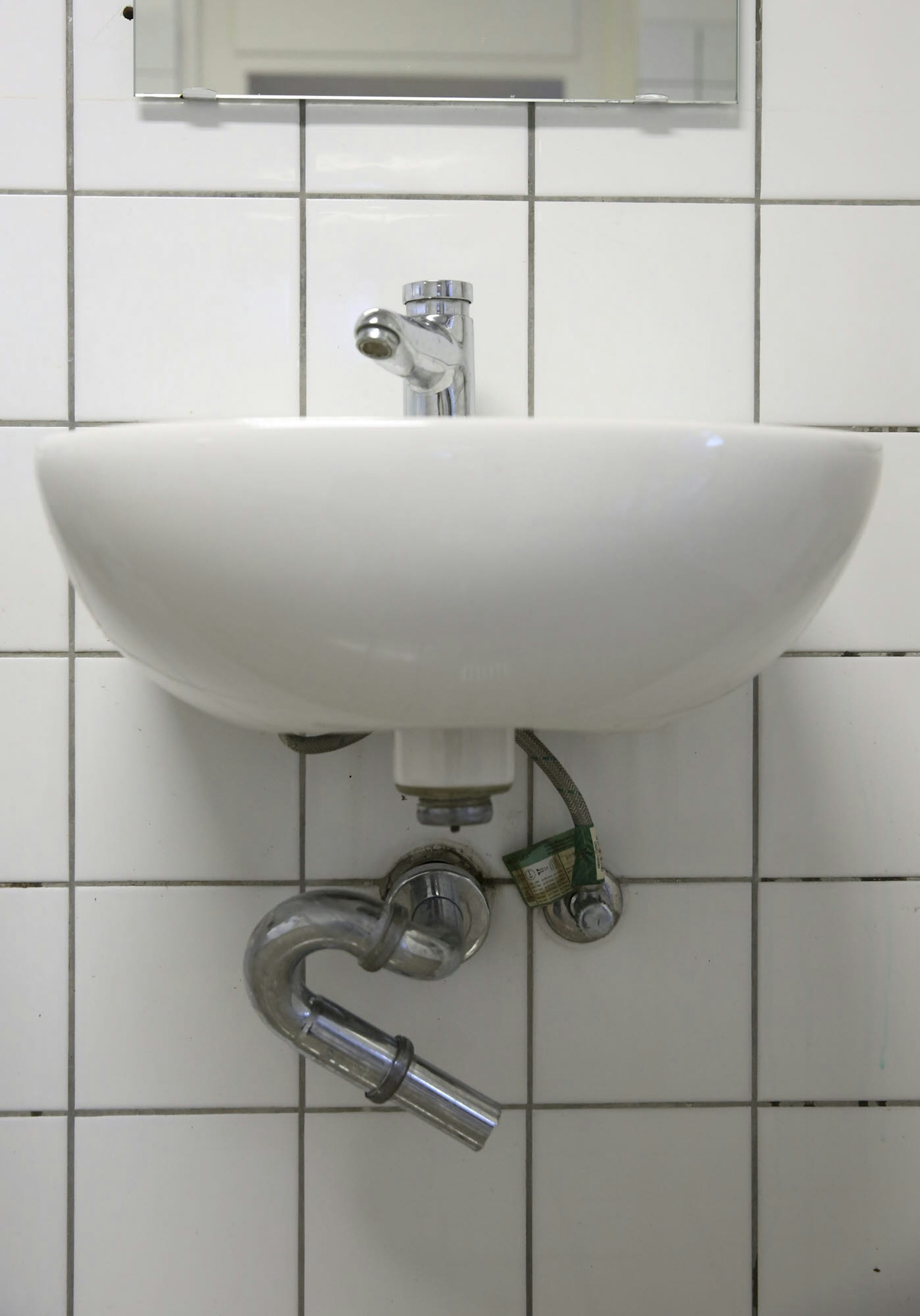 Einige Waschbecken sind reparaturbedürftig, und in den Toilettenkabinen fehlen Klopapier und Abfallbehälter.