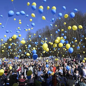 Blaue und gelbe Luftballons schwebten in den Himmel über Odenthal – als sichtbares Zeichen der Solidarität mit der Ukraine.