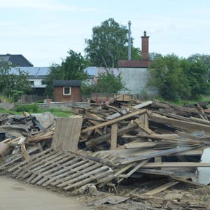 Hochwassermüll am Ortsrand von Rheder – viele Häuser am Kieselweg sind stark betroffen.