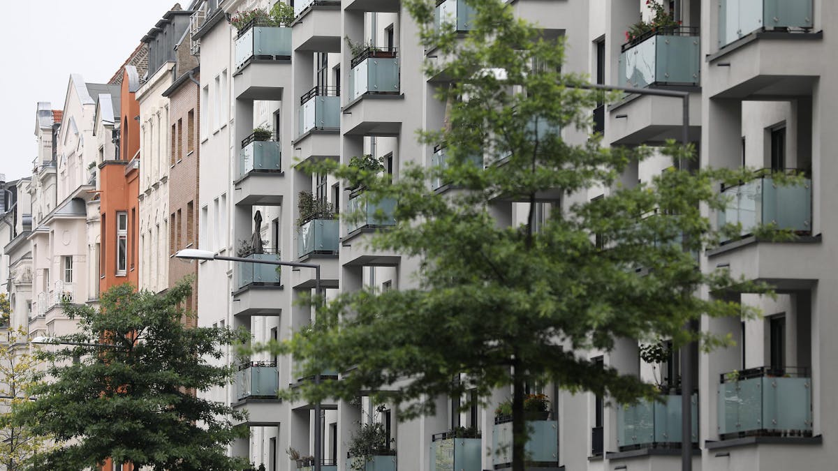 Blick auf eine Häuserzeile in der Kölner Südstadt