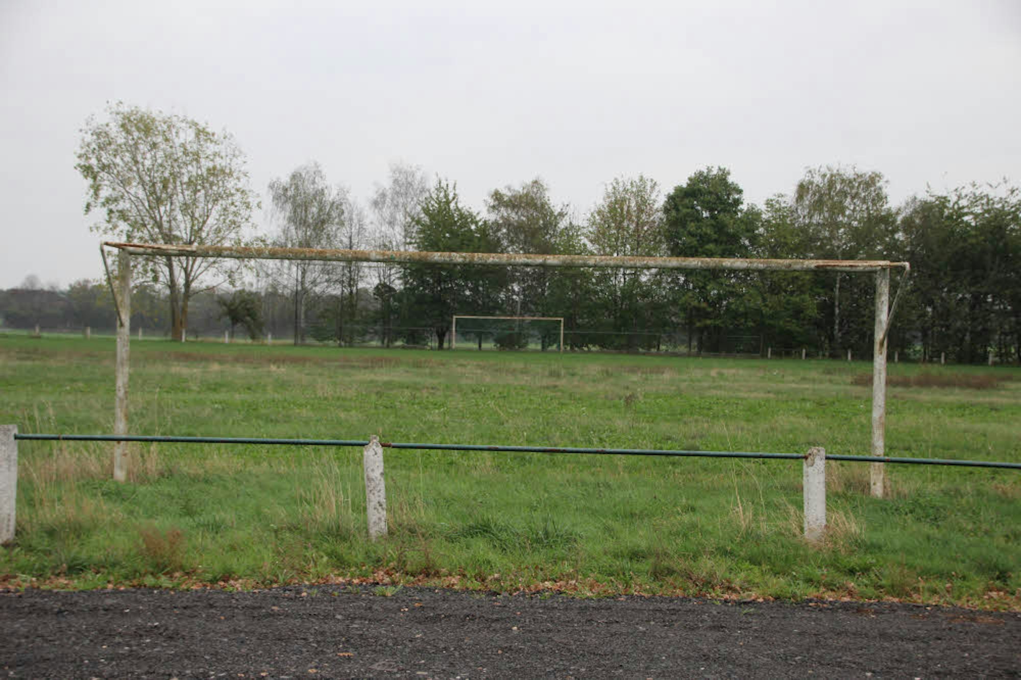 Auf dem Sportplatz in Dürscheven finden keine Fußballspiele mehr statt. Der Platz vegetiert vor sich hin.