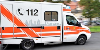 Krankenwagen mit Schriftzug 112 Symbolbild dpa