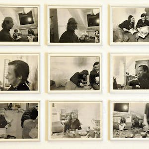 Kunstvoller Blick ins Künstlerleben: Diese Bilder zeigen Sigmar Polke mit Freunden in Polkes Düsseldorfer Wohnung.