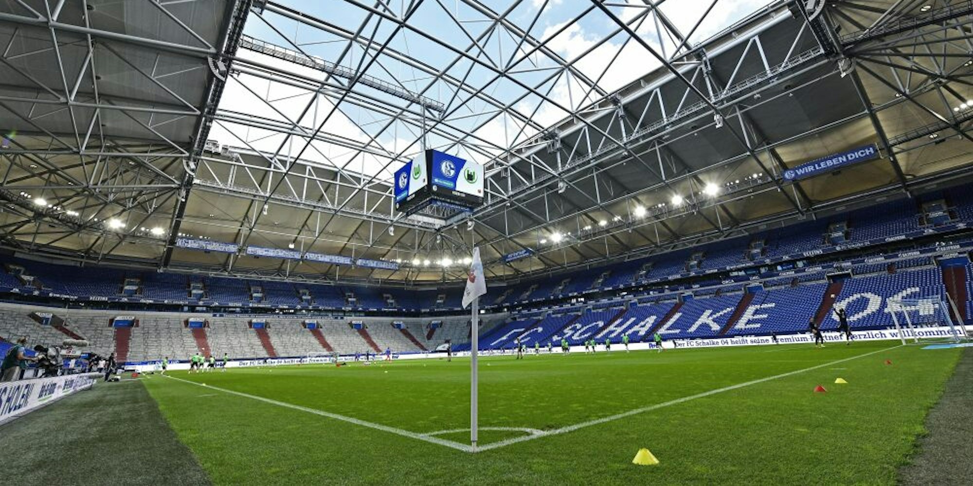 Fußball-Bundesligist Schalke 04 braucht Hilfe vom Land in Form einer Bürgschaft von 31,5 Millionen Euro.Fotos: dpa, Kapellmann