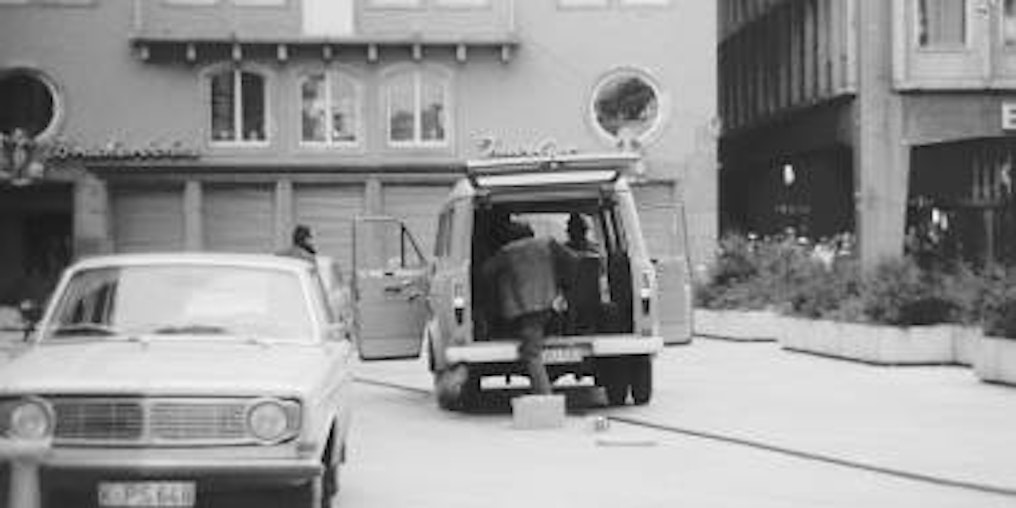 Austausch: Die beiden Polizisten im Fluchtfahrzeug. Ein bislang unveröffentlichtes Foto aus dem Archiv von Karl-Heinz Kleimann.