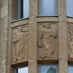 Stuck vom Feinsten: Gottheiten am ehemaligen Kaufhaus Eschweiler (v.l.).