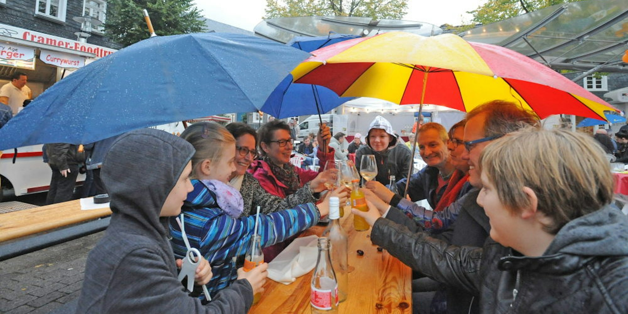 Unter bunten Schirmen trotzten die Burscheider beim Kulinarischen Wochenende den Wetterkapriolen.