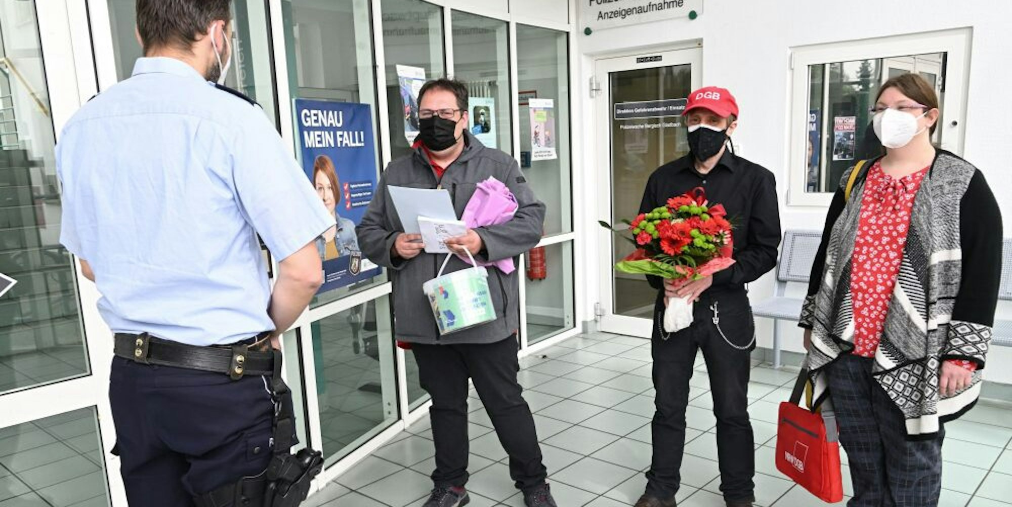 Blumen, Süßes und Anerkennung brachten (v.r.) Maike Eyring, Frank Conrad und Patrick Graf vom DGB zu Gladbachs Polizeiwache.