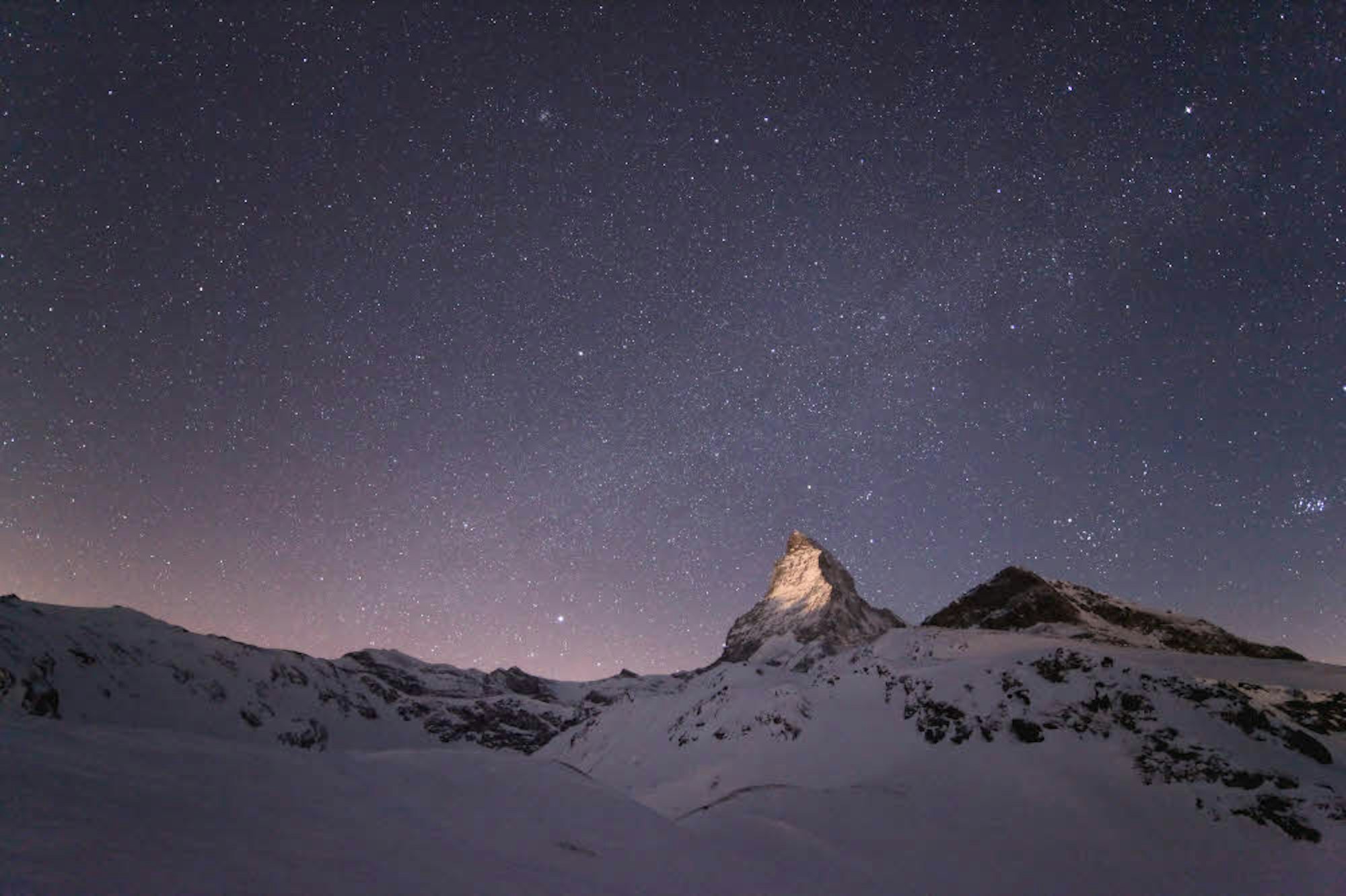 Imposanter Sternenhimmel über dem Matterhorn in der Schweiz