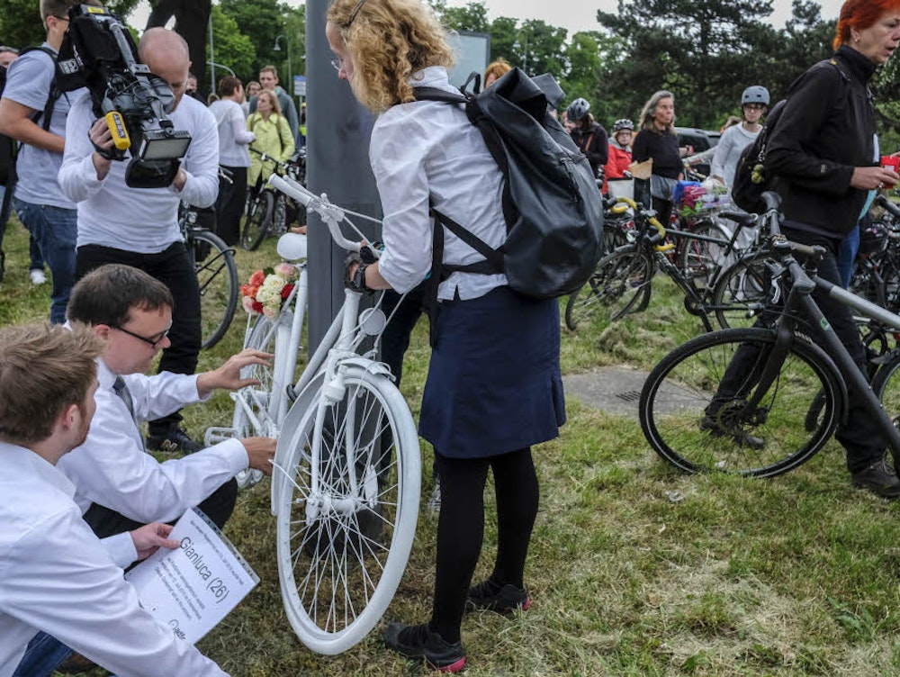 Geisterräder erinnern an Radfahrer, die an den Folgen eines Unfalls gestorben sind. Gestern wurde wieder neue aufgestellt.