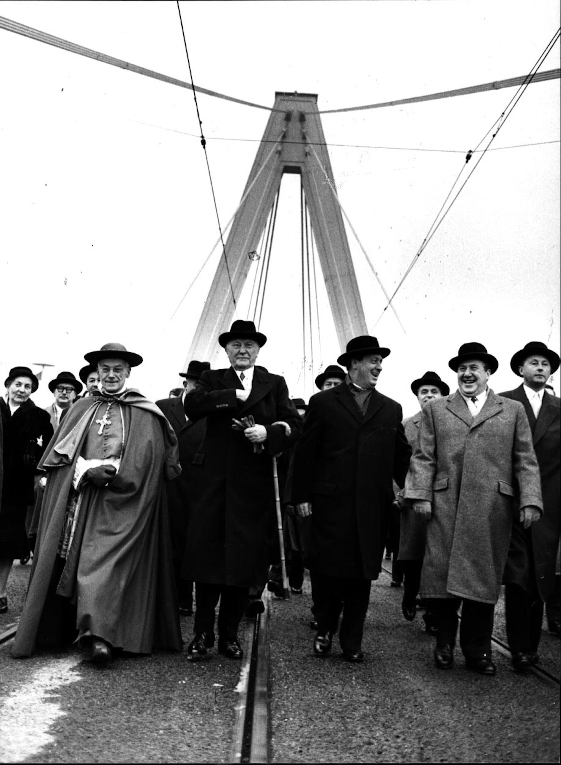 1959: Bundeskanzler Konrad Adenauer und Kardinal Josef Frings eröffnen die Brücke.