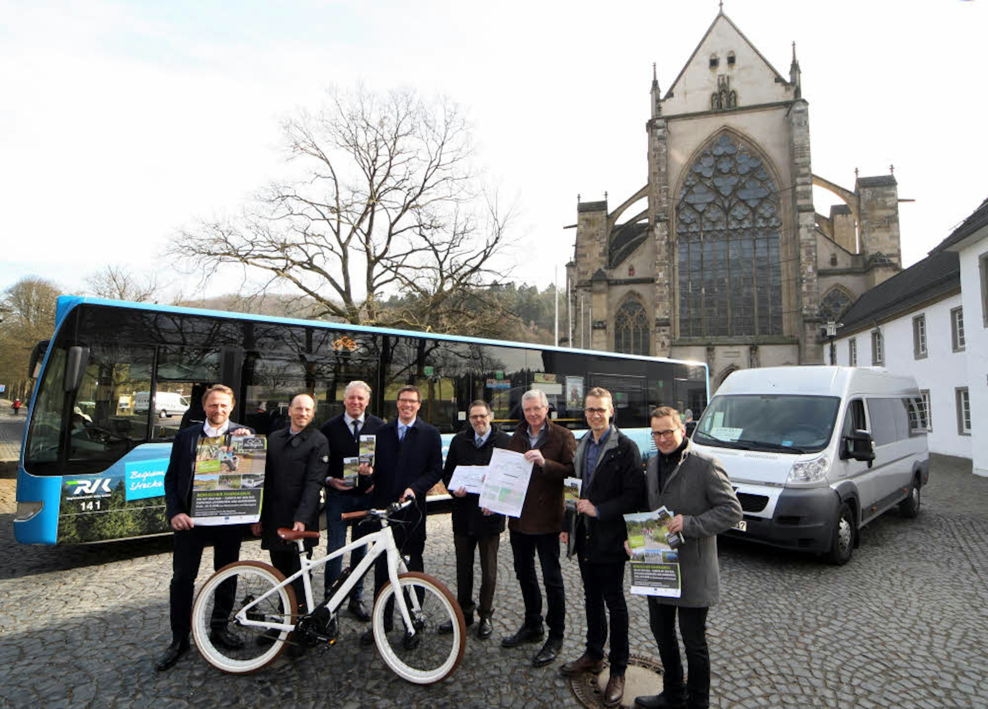 Vertreter von Kreis, Kommunen und Verkehrsunternehmen präsentierten den Fahrradbus (l.) und den Wanderbus (r.) vorm Altenberger Dom.