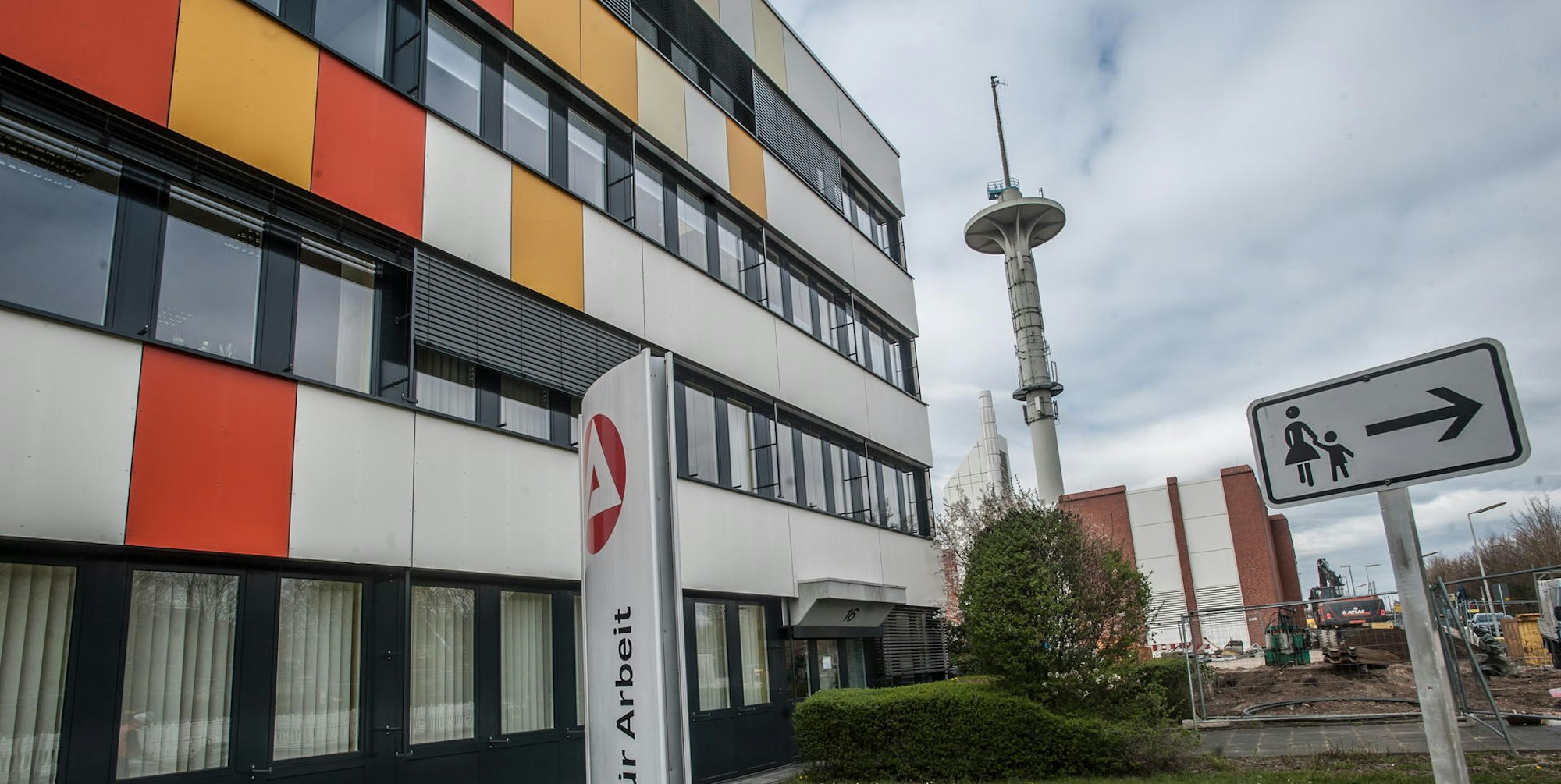 Agentur für Arbeit Leverkusen mit dem Telekom-Turm auf dem Postgelände im Hintergrund