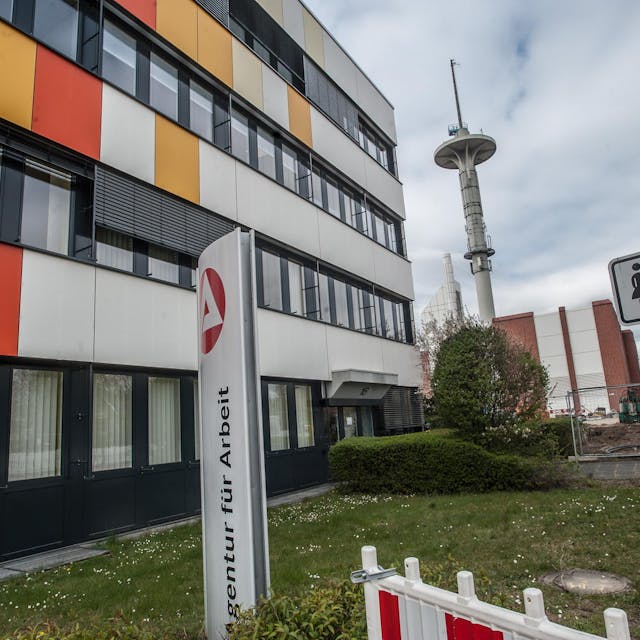 Agentur für Arbeit Leverkusen mit dem Telekom-Turm auf dem Postgelände im Hintergrund
