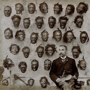 Das Foto, aufgenommen um 1900, zeigt den umstrittenen Sammler Horatio Robley vor seiner Sammlung von Maori-Schädeln. Der Kölner Maori-Schädel durfte nicht fotografiert werden.