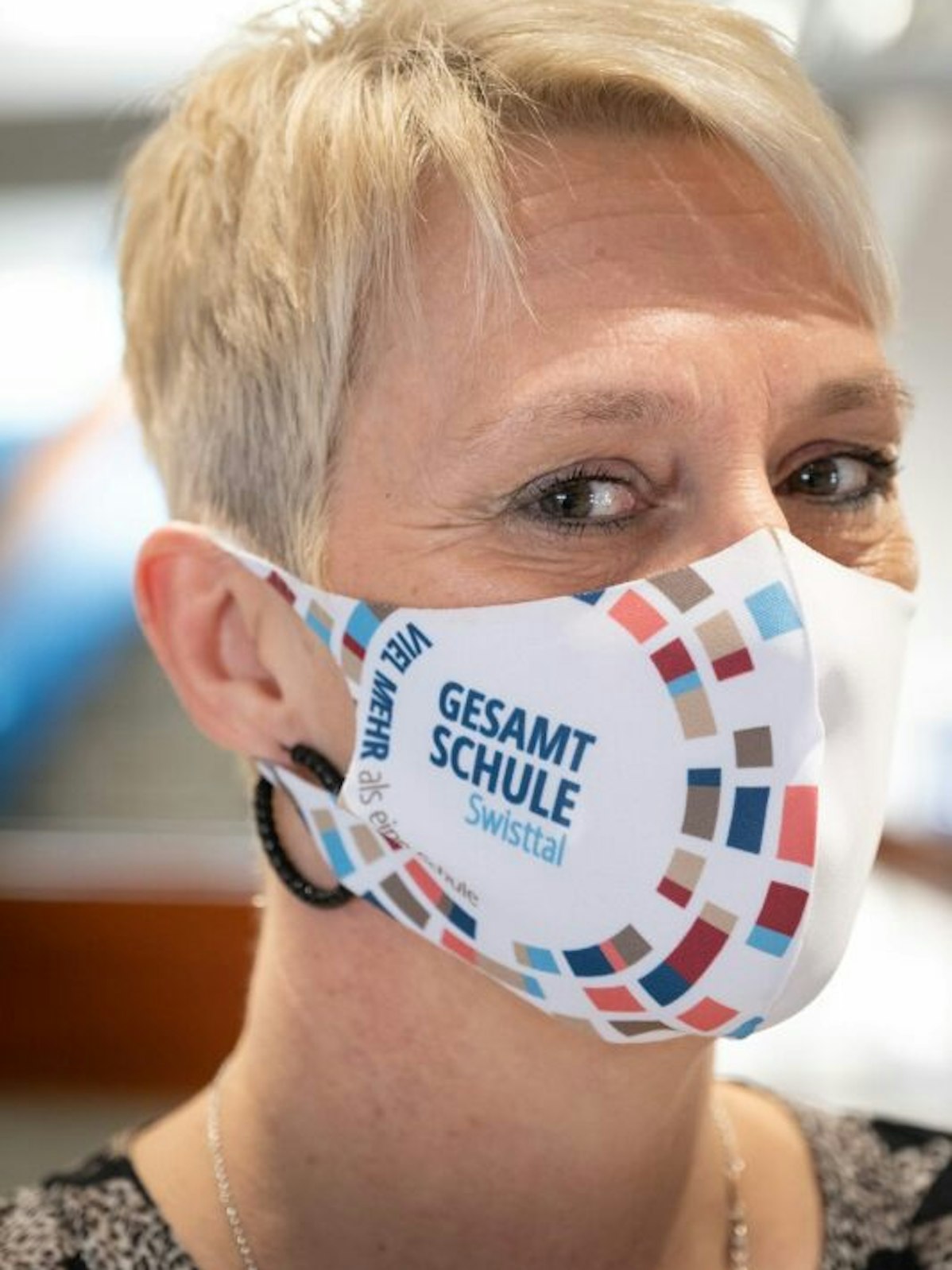 Das neue Schullogo zierte bereits die Maske von Sekretärin Andrea Richter. Das Marketing steht.