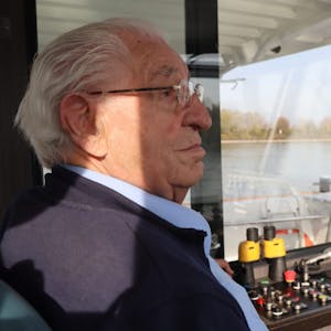 Alfons Heck (93) ist ein Rentner im Unruhezustand. Seit zwei Jahren steuert er auch das Fährschiff Rheinschwan ein paarmal in der Woche zwischen Wesseling und Niederkassel.