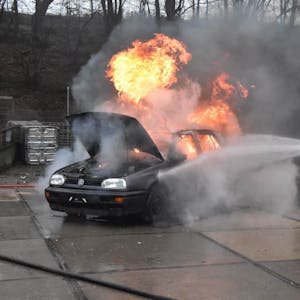Die Feuerwehr Ruppichteroth zündete zu Übungszwecken alte Autos an und löschte diese mit verschiedenen Methoden.