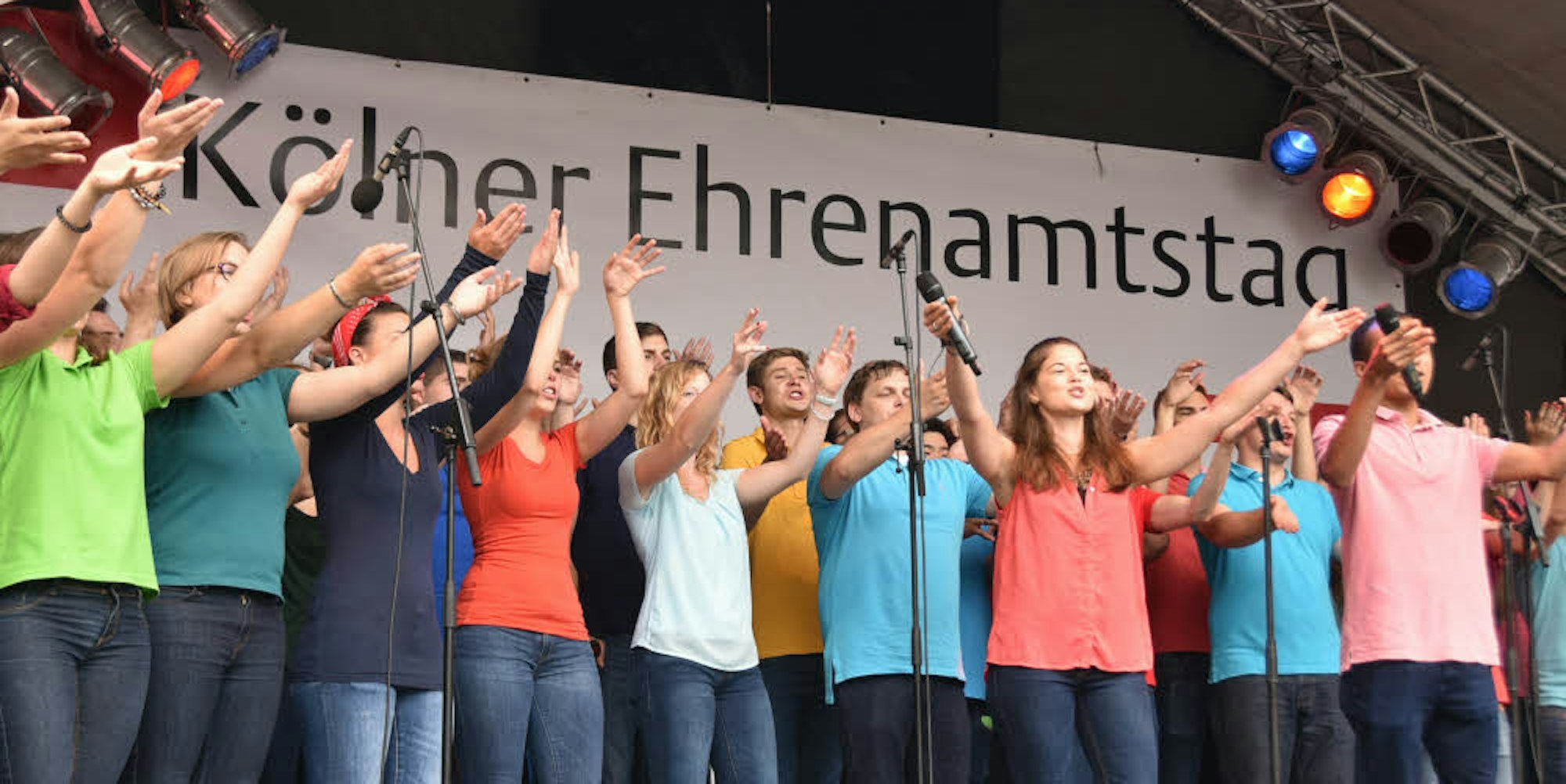 Gesungenes Lob für über 200 000 Ehrenamtler in Köln gab es gestern auf dem Heumarkt vom Jugendchor St. Stephan. Zuvor wurden die Preisträger von „KölnEngagiert 2016“ geehrt.